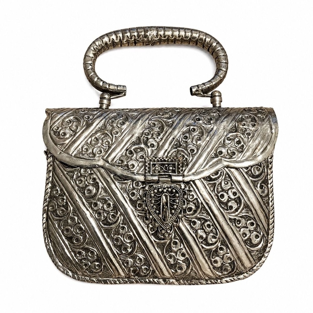 ⚜️139. Vintage Silver Metal Filigree Evening Bag Heart Latch Crossbody Clutch